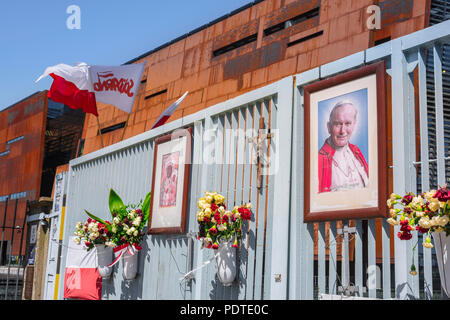 Porta il Cantiere di Danzica, vista dello storico numero 2 Porta del Cantiere di Danzica, con la solidarietà europea Center building in background,Polonia. Foto Stock