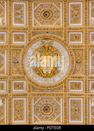 Città del Vaticano Vaticano - 12 Ottobre 2016: lo Stemma di Papa Pio VI sul soffitto ornato della Basilica di San Pietro Foto Stock