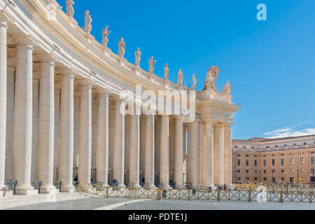 Città del Vaticano Vaticano - 12 Ottobre 2016: Bernini colonnati su San Pietro (San Pietro) Square nella Città del Vaticano a Roma, Italia Foto Stock