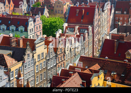 Old Town street Gdansk, vista aerea di righe di tipiche case a schiera nella zona vecchia della città di Gdansk, Pomerania, Polonia. Foto Stock