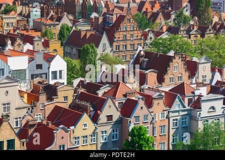 Città vecchia di Danzica, vista aerea di file di tipiche case a schiera nella zona della Città Vecchia di Danzica, Pomerania, Polonia. Foto Stock