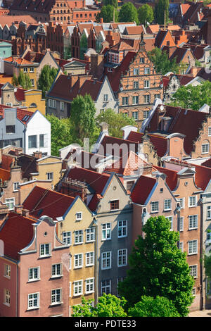 Città vecchia di Danzica, vista aerea di file di tipiche case a schiera nella zona della Città Vecchia di Danzica, Pomerania, Polonia. Foto Stock