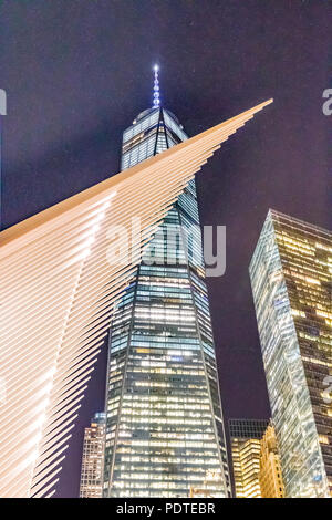 New York - 31 Maggio 2016: World Trade Center Freedom Tower in Lower Manhattan. Il Occulus è un mezzo di trasporto Hub e il centro commerciale Westfield, desig Foto Stock