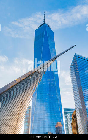 New York - 31 Maggio 2016: World Trade Center Freedom Tower in Lower Manhattan. Il Occulus è un mezzo di trasporto Hub e il centro commerciale Westfield, desig Foto Stock