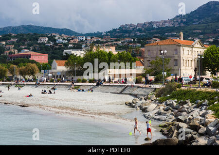 La spiaggia e il lungomare, l'Île-Rousse, Corsica, Francia Foto Stock