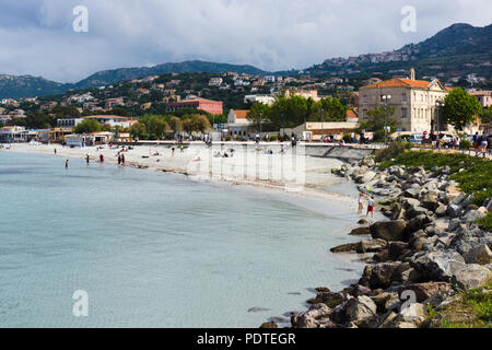 La spiaggia e il lungomare, l'Île-Rousse, Corsica, Francia Foto Stock