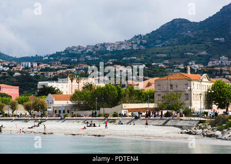 La spiaggia e il lungomare, l'Île-Rousse, Corsica, Francia Foto Stock