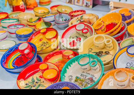 Colorati souvenir piatti in ceramica realizzati in ceramica in un mercato  in stallo a Cours Saleya, famoso mercato di Nizza, che è noto per il fatto  a mano doni, flo Foto stock 
