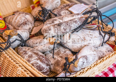 Insaccato in un cesto su un piedistallo di mercato coperto con un tradizionale rosso a scacchi stoffa nella Città Vecchia, Vieille Ville di Nizza Costa Azzurra, Francia Foto Stock