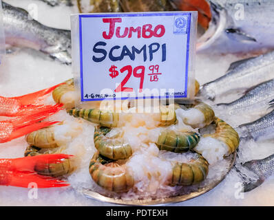 Il gigante crudo scampi in vendita presso un contatore di pesce a Pike Place Market di Seattle Foto Stock