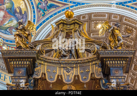 Città del Vaticano Vaticano - 12 Ottobre 2016: Bernini Baldacchino altare nella Basilica di San Pietro in Vaticano Foto Stock