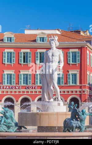 Nizza, Francia - 19 Aprile 2016: Famosa Fontana du Soleil con la statua di Apollo da Alfred Auguste su Place Massena a Nizza sulla Costa Azzurra. Foto Stock