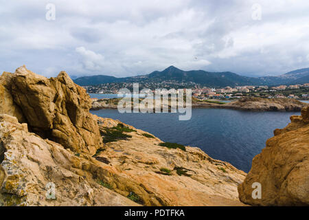 Vista dall'Île de la Pietra (Pietra Isola) verso l'Île-Rousse, Corsica, Francia Foto Stock