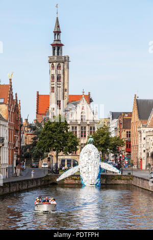 I turisti in un canal tour in barca la visualizzazione di Bruges Balena in plastica scultura realizzata da scartare i contenitori in plastica e rifiuti lavato fino dal mare, Foto Stock