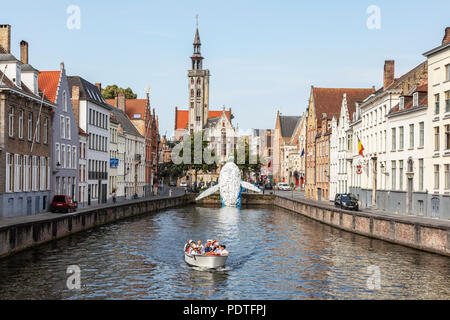 I turisti in un canal tour in barca la visualizzazione di Bruges Balena in plastica scultura realizzata da scartare i contenitori in plastica e rifiuti lavato fino dal mare, Foto Stock