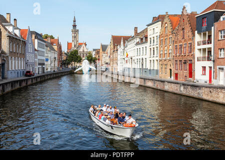 I turisti in un canal tour in barca la visualizzazione di Bruges Balena in plastica scultura realizzata da scartare i contenitori in plastica e rifiuti lavato fino dal mare, Foto Stock