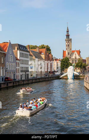 I turisti in un canal tour in barca la visualizzazione di Bruges Balena in plastica scultura realizzata da scartare i contenitori in plastica e rifiuti lavato fino dal mare, Foto Stock