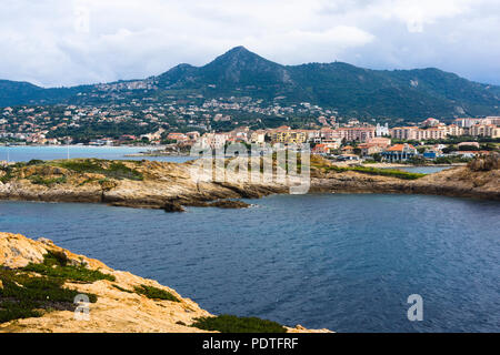 Vista dall'Île de la Pietra (Pietra Isola) verso l'Île-Rousse, Corsica, Francia Foto Stock