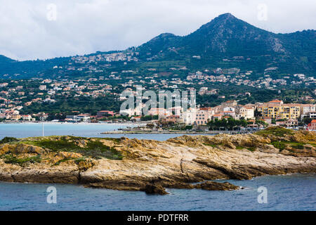 Vista dall'Île de la Pietra (Pietra Isola) verso l'Île-Rousse, Corsica, Francia Foto Stock
