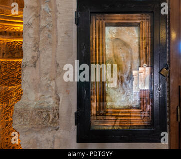 Footprint di pietra del Profeta Mohammad in Hatuniye (Sitti Radviyye) moschea e Madrassa in Mardin,Turchia. Foto Stock