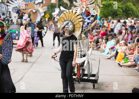 Cleveland, Ohio, Stati Uniti d'America - 9 giugno 2018 donna asiatica che indossa una maschera colorata all'arte astratta festival Parade il cerchio Foto Stock