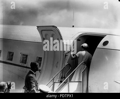 200 StateLibQld 1 102776 Queen Elizabeth II onde per ben wishers come schede di lei un aereo durante la sua visita nel marzo 1954 Foto Stock