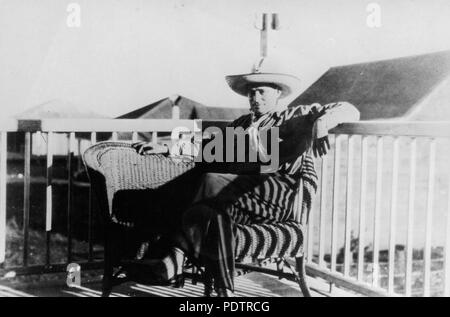 201 StateLibQld 1 105076 Harry Lewis in un momento di relax a Elliott capi Foto Stock