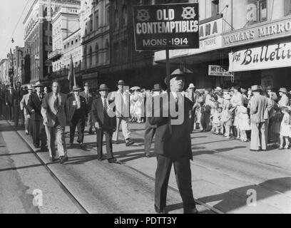 204 StateLibQld 1 109740 Anzac Day processione passa basso Adelaide Street, Brisbane, ca. 1954 Foto Stock