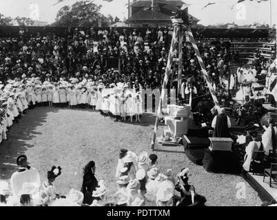 207 StateLibQld 1 113012 cerimonia per la posa della prima pietra per la Cattedrale di San Giovanni, Brisbane, 1901 Foto Stock