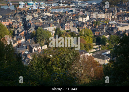 Una vista su Honfleur dal panorama sulla Cote de Grazia sopra la città mostra il centro della città con le barche da pesca al di là Foto Stock