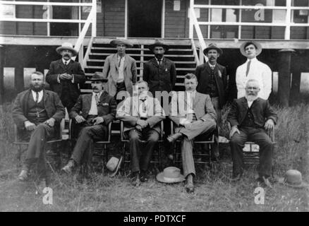 212 StateLibQld 1 122582 consiglieri Eidsvold in posa per una fotografia ufficiale, Eidsvold, ca. 1915 Foto Stock