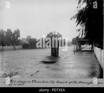 212 StateLibQld 1 123006 giorno bagnato in Charleville che ha rotto la siccità, 1902 Foto Stock