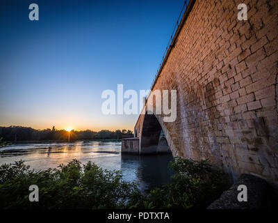 Vista panoramica del Ponte di Avignone Pont d'Avignon durante il tramonto magic ora Foto Stock