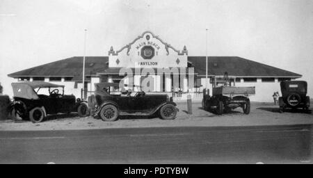 218 StateLibQld 1 132436 Main Beach Pavilion a Southport, 1935 Foto Stock