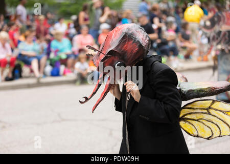 Cleveland, Ohio, Stati Uniti d'America - 9 giugno 2018 uomo vestire come una formica all'arte astratta festival Parade il cerchio Foto Stock