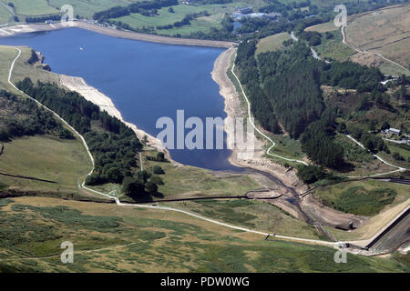 Vista aerea di un serbatoio con bassi livelli di acqua vicino a Manchester Foto Stock