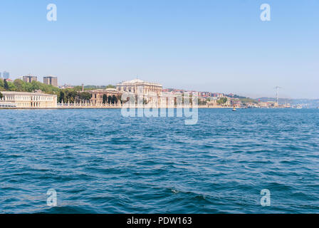 Il Palazzo Dolmabahce e vista da lo stretto del Bosforo a Istanbul in Turchia da ferry su una soleggiata giornata estiva Foto Stock