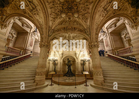 Parigi (Francia): ingresso all'Opera Garnier. Le scale conducono all'interno dell'opera house. L'edificio è classificato come patrimonio storico nazionale. un Paese Foto Stock