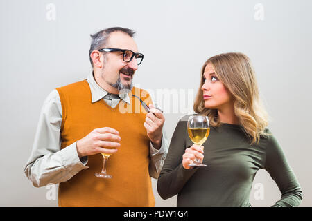 Comunque fiduciosi da stupidi uomo sta cercando di ottenere una bellissima donna di attenzione ma lei non è interessato. Foto Stock