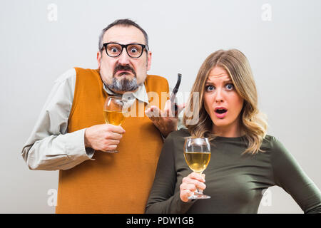 Da stupidi uomo sta cercando di ottenere una bellissima donna di attenzione ma lei non è interessato e disperatamente pensando che il modo di sfuggire a. Foto Stock