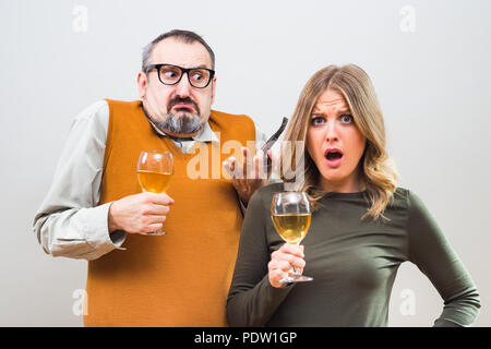 Da stupidi uomo sta cercando di ottenere una bellissima donna di attenzione ma lei non è interessato e disperatamente pensando che il modo di sfuggire a. Foto Stock