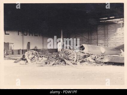 Immagine da l'album fotografico di Oberfeldwebel Karl Gendner di 1. Staffel, Kampfgeschwader 40: un bombardiere francese di Le Bourget Airfield, nei pressi di Parigi, distrutta dai bombardamenti tedeschi estate 1940. Karl Gendner era un pilota con 3./KGzbV 1 in questo momento. Foto Stock