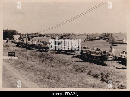 Immagine da l'album fotografico di Oberfeldwebel Karl Gendner di 1. Staffel, Kampfgeschwader 40: distrutto e abbandonato il francese degli aerei da caccia la linea la parte anteriore di un tedesco in avanti airfield, occupato con Heinkel He 111 bombardieri e Junkers Ju 52/3m velivoli da trasporto di KGzbV 1 nel giugno 1940. Gendner era un pilota con 3./KGzbV 1 in questo momento. Di interesse è la maggiorazione swastika sulla coda del Ju 52/3m sulla destra dell'immagine. Foto Stock