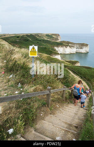 Segnale di avviso accesso alla spiaggia tramite i passaggi possono essere pericolosi. Foto Stock