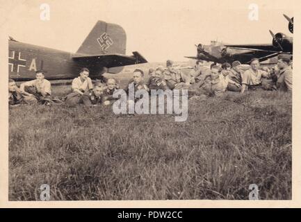 Immagine da l'album fotografico di Oberfeldwebel Karl Gendner di 1. Staffel, Kampfgeschwader 40: Karl Gendner (il quarto da destra) e altri mezzi di trasporto equipaggi da 3./KGzbV 9 relax tra le missioni accanto alla loro Junkers Ju52/3m velivoli da trasporto a Deblin Airfield, Polonia nel settembre 1939. Foto Stock