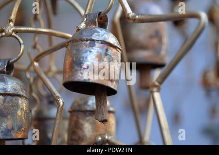 Vecchio arrugginito metallo tribale campane per il feng shui Foto Stock