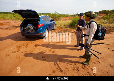 Fotografo Outdoor Zizza Gordon sta parlando con guida locale Senovio Vega in Sarigua national park, Herrera provincia, Repubblica di Panama. Foto Stock