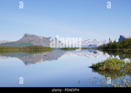 La bellezza del Deserto Laponia - lago di acqua Laitaure riflessioni. Foto Stock