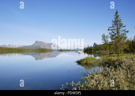 La bellezza del Deserto Laponia - lago di acqua Laitaure riflessioni. Foto Stock