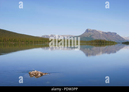 La bellezza del Deserto Laponia - lago di acqua Laitaure riflessioni Foto Stock